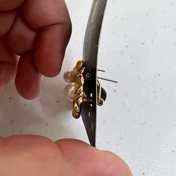 Accessories 2 Die 4 Earrings Flower Enamel Yellow Pearl White Vintage Gold Tone - Picture 5 of 6